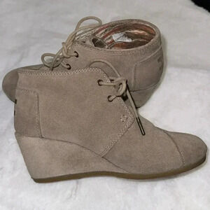 TOMS Desert Wedge Taupe Tan Bootie Boots Size 7 Preppy Fall Winter Preppy Casual
